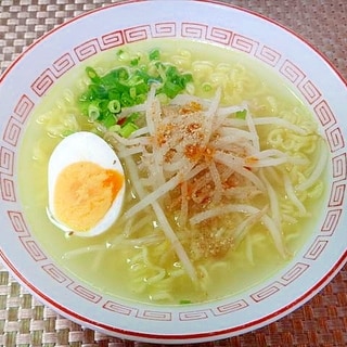 もやしとゆで卵すりごまの塩ラーメン